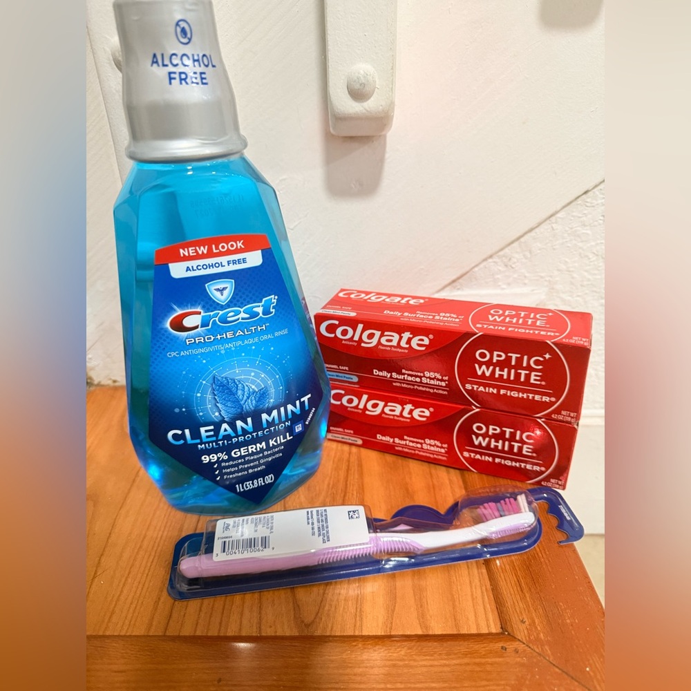 Crest Mouthwash and Colgate Toothpaste Set